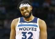 浓眉哥回归赛场，高光表现首场状态亮眼，塞尔维亚队观众沸腾！